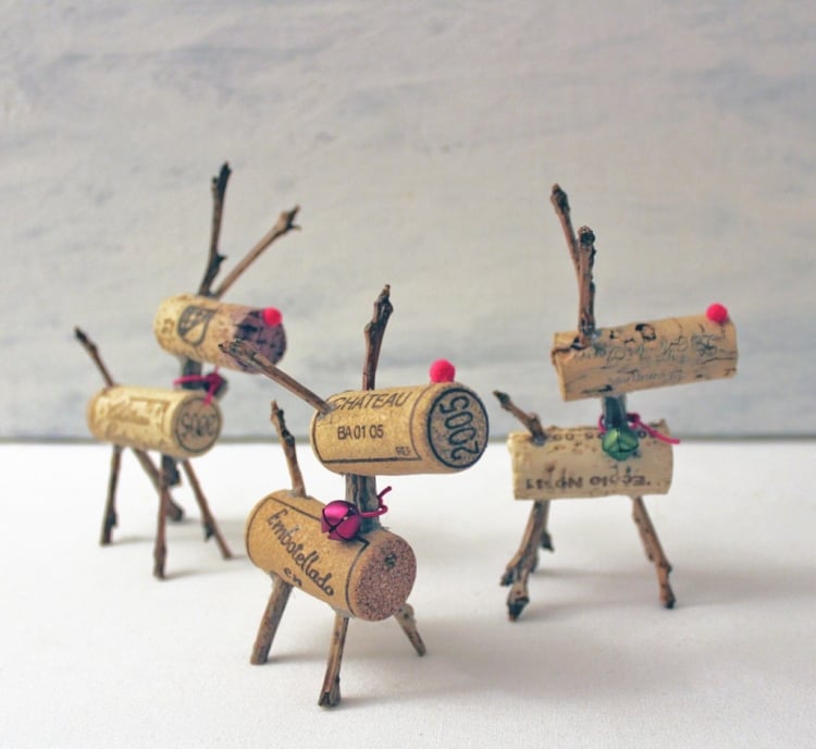 bricolages-Noel-materiaux-recycles-figurines-cerfs-bouchons-liège-brindilles