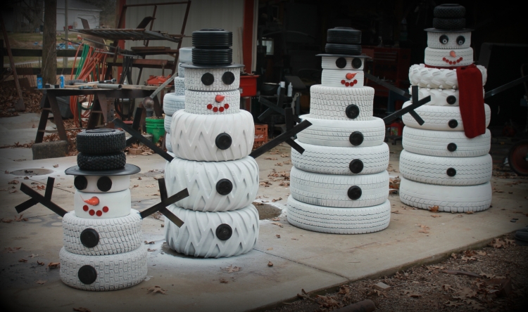 bricolages-Noel-materiaux-recycles-pneus-blanchies-déguisées-bonhommes-neige