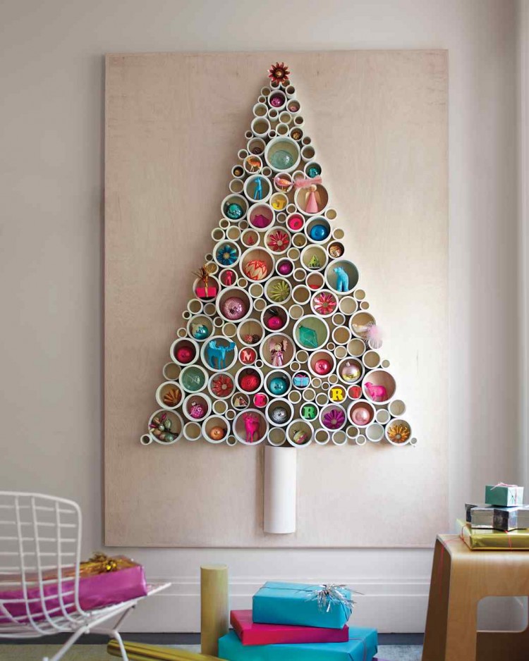 bricolages-Noel-materiaux-recycles-sapin-noel-mural-tuyaux-plastique-coupés bricolages de Noël