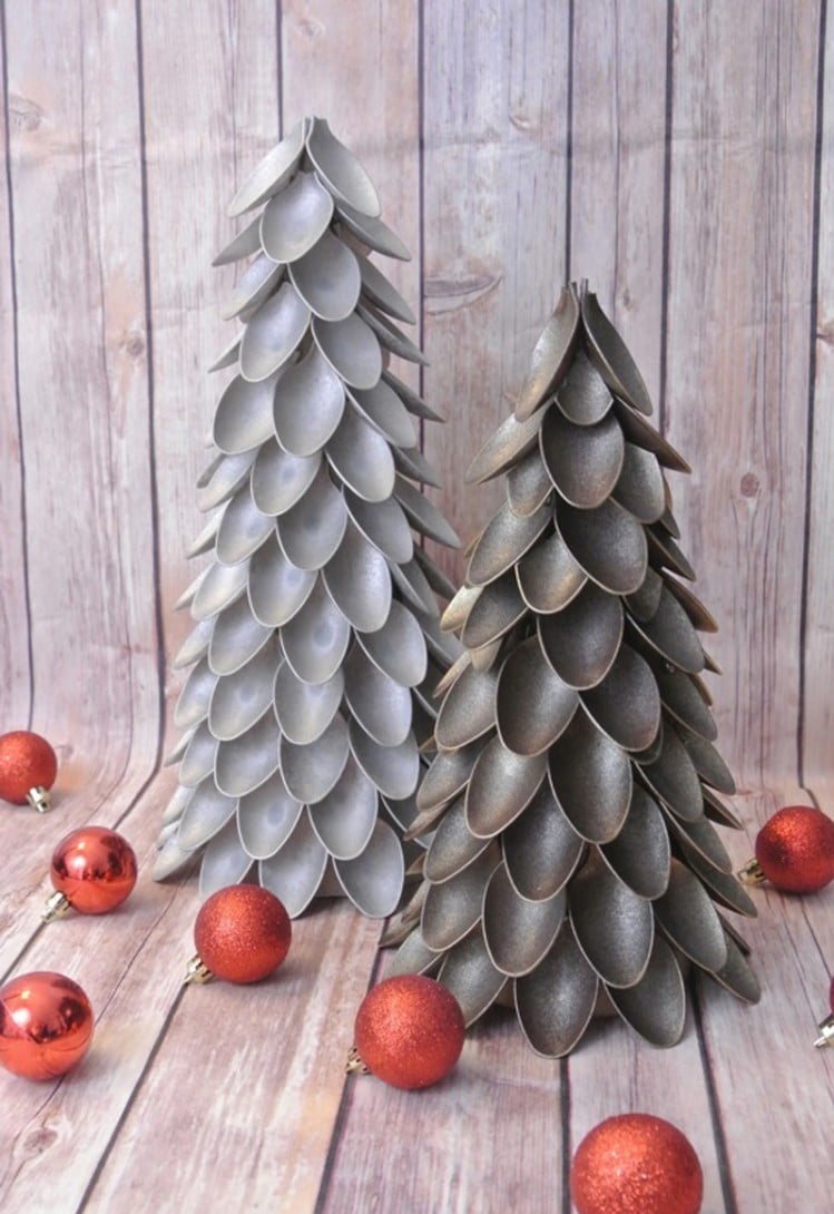 bricolages-Noel-materiaux-recycles-sapins-noel-cuillères-plastique-grises bricolages de Noël