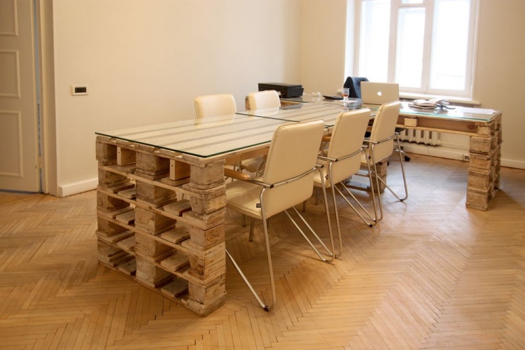 bureau-bois-palettes-table-rectangulaire-assortie-chaises-design
