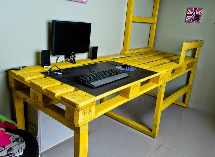 bureau-en-bois-palettes-couleur-jaune-peinture-ordinateur