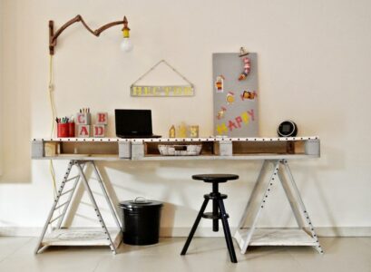 bureau-en-bois-palettes-tabourets-deco-murale-poubelle