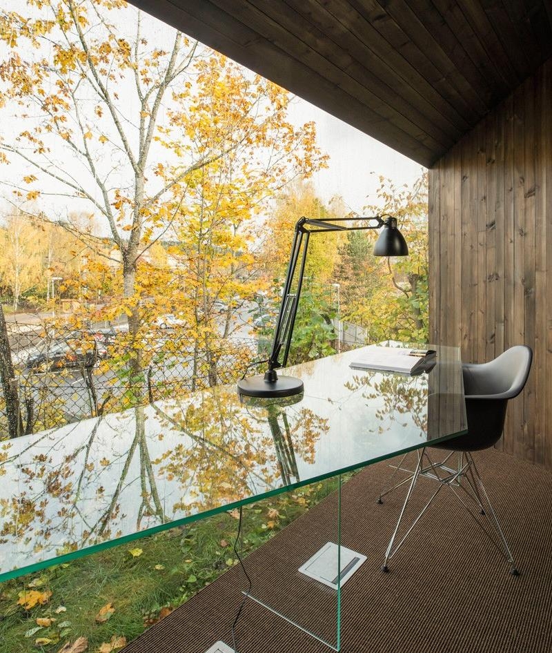 cabane-design-meuble-bureau-verre-épas-chaise-eames-noire-lampe-bras-articulé cabane design