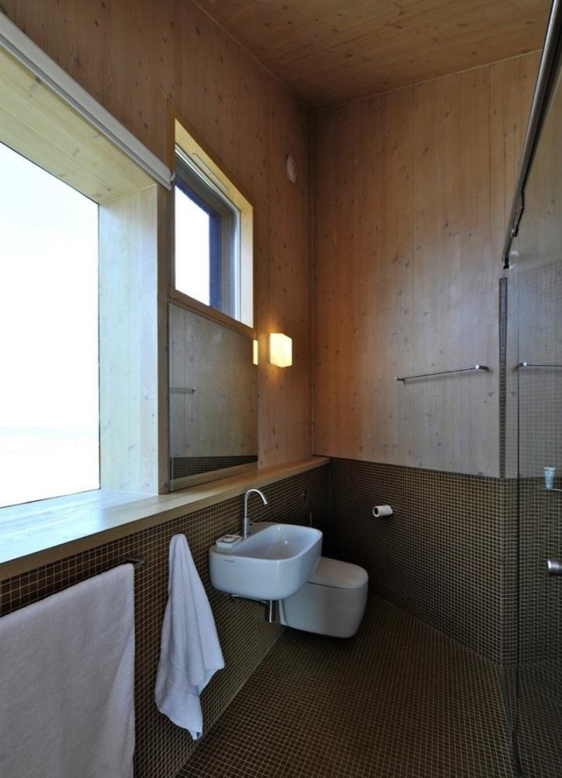 cabane-design-salle-bains-mosaique-lambris-mural-bois
