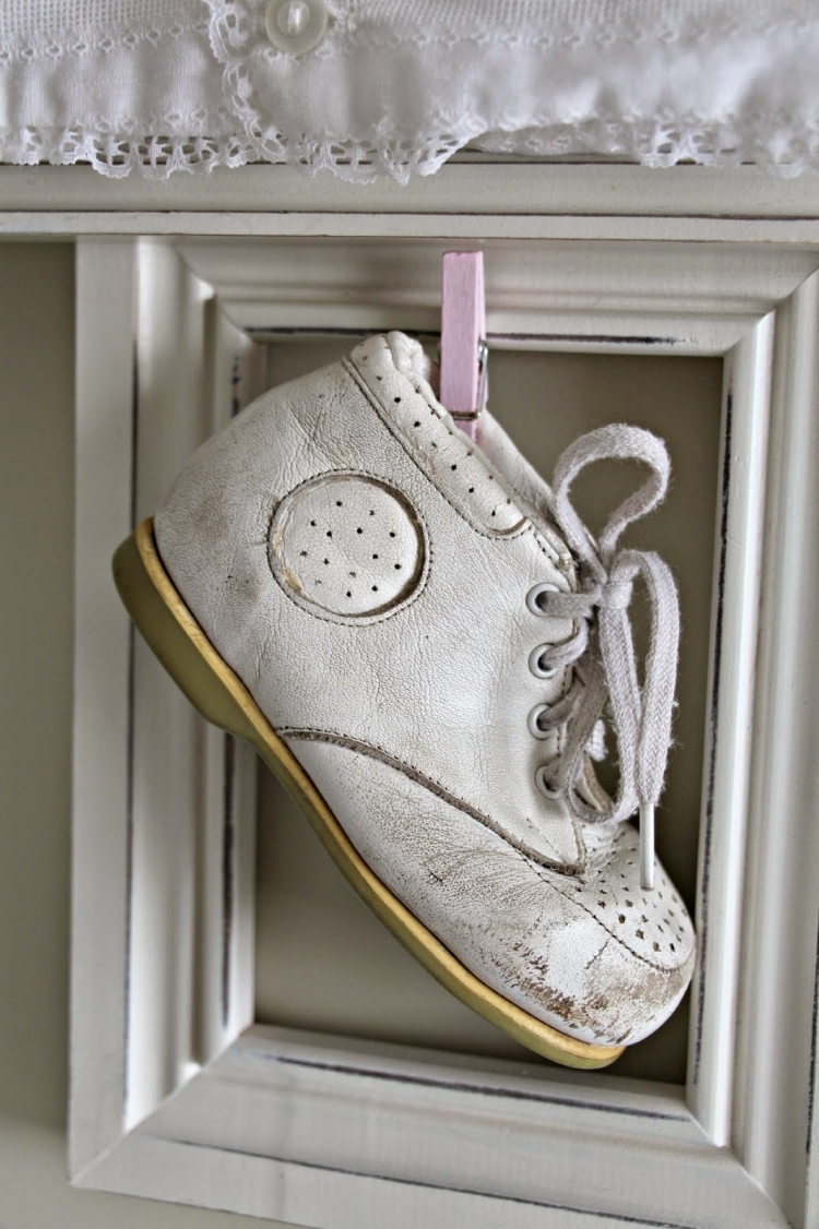 cadres-photos-vintage chaussures bébé décoration murale originale