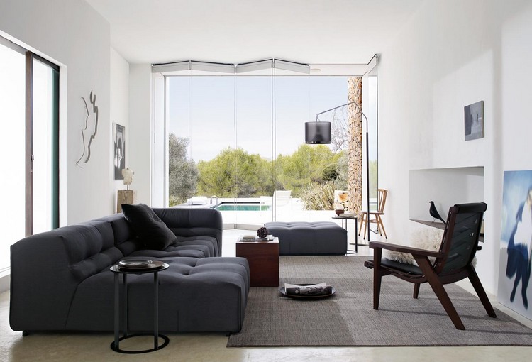 canap gris capitonn avec mridienne et ottomane assorties et porte accordon en verre en arrire plan - Canape Capitonne Gris canap gris capitonn avec mridienne et ottomane assorties et porte accordon en verre en arrire plan - Canape Capitonne Gris