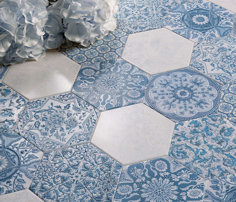 carrelage-design-artistique-hexagonal-bleu-blanc-motifs-floraux-patchwork-argila-origine-peronda-blau