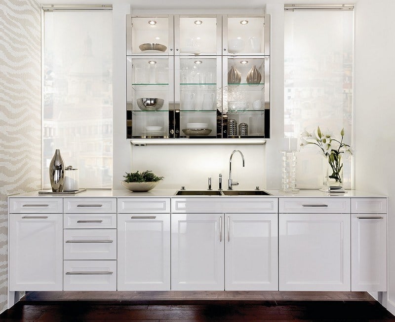  carrelage-mosaique-cuisine-armoires-blanches-module-vitré-deco-murale-mosaique-blanc-beige