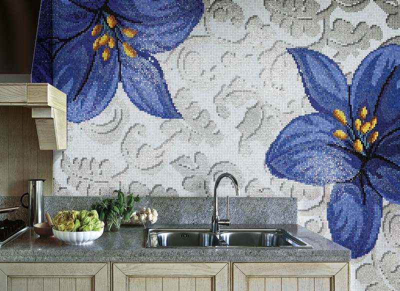 carrelage-mosaique-cuisine-blanche-motifs-floraux-bleus-style-rustique-moderne