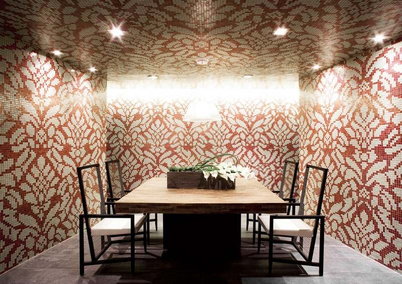 carrelage-mosaique-cuisine-nuance-rouge-motifs-floraux-blanccs-salle-manger-table-bois-massif
