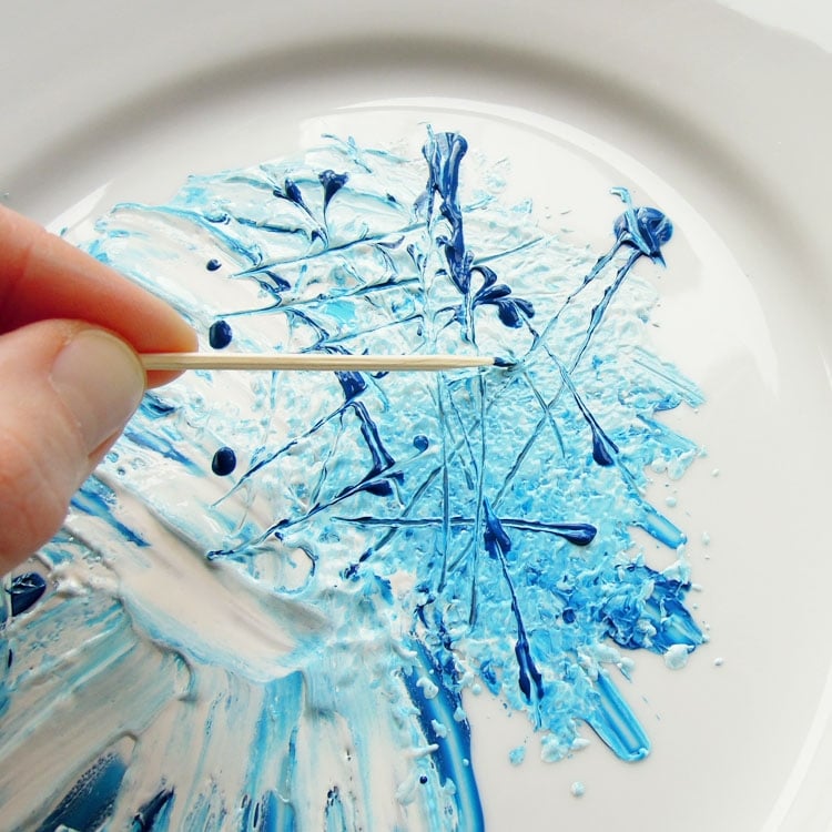 carte-Noel-fabriquer-peinture-acrylique-bleu-blanc-mélangée