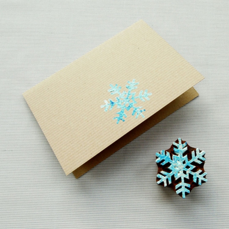 carte-Noel-fabriquer-soi-meme-carte-carton-tamponnée-encre-flocon-neige carte de Noël à fabriquer