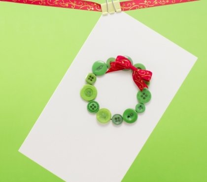 carte-Noel-fabriquer-soi-meme-couronne-boutons-verts-noeud-rouge