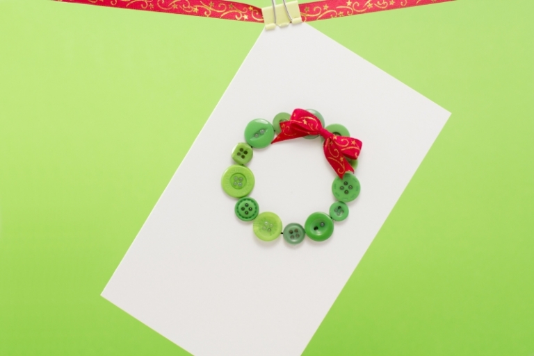 carte-Noel-fabriquer-soi-meme-couronne-boutons-verts-noeud-rouge carte de Noël à fabriquer