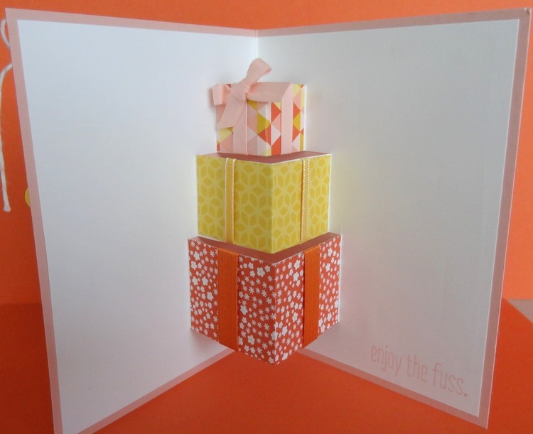 carte-pop-up-Noel-boîtes-cadeaux-orange-jaune-noeud-rose