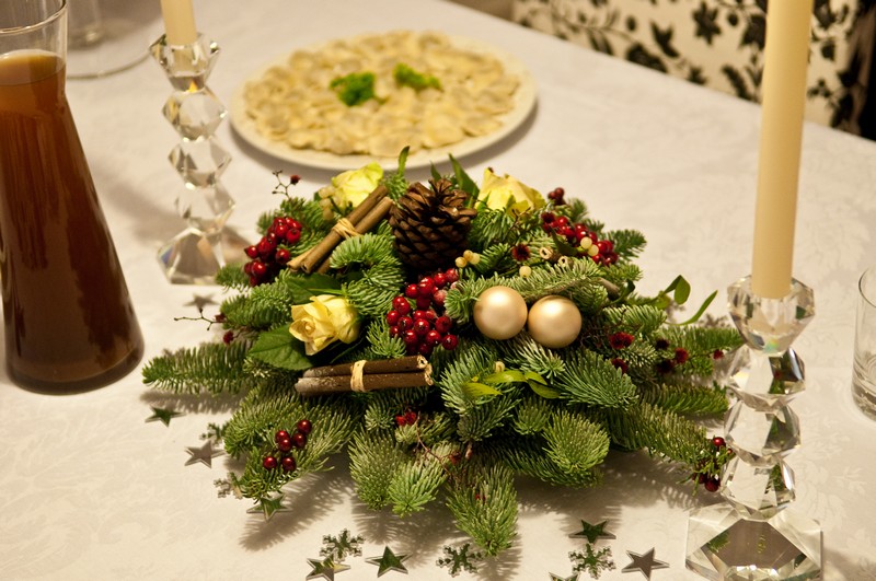 centre-table-branches-sapin-boules-roses-cônes-fruits-rouges