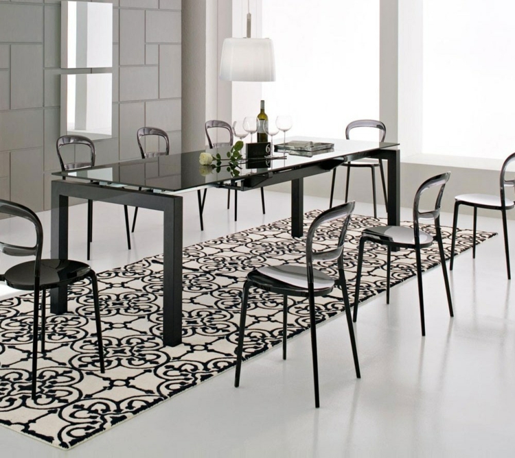 chaises-tapis-salle-manger-noir-blanc-suspensions-sol-blanc