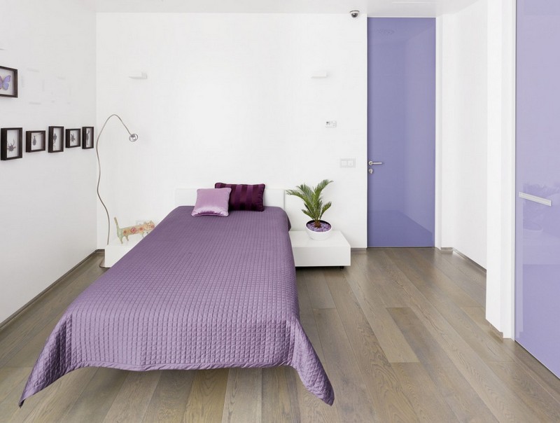 chambre-adulte-blanche-couverture-violette-table-chevet-deco-murale-tableau