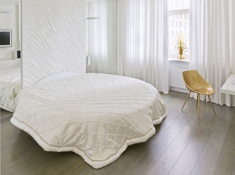 chambre-adulte-blanche-lit-rond-couverture-rideaux-transparents-chaise