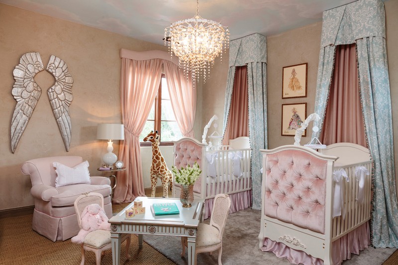 chambre bébé fille coin-jeux-ciel-lit-fauteuil-rose-girafe