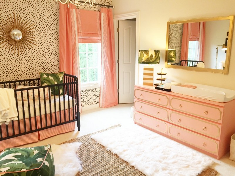 chambre bébé fille deco-murale-miroir-soleil-commode-miroir-rectangulaire-tapis-lit-bebe-couleur-sable