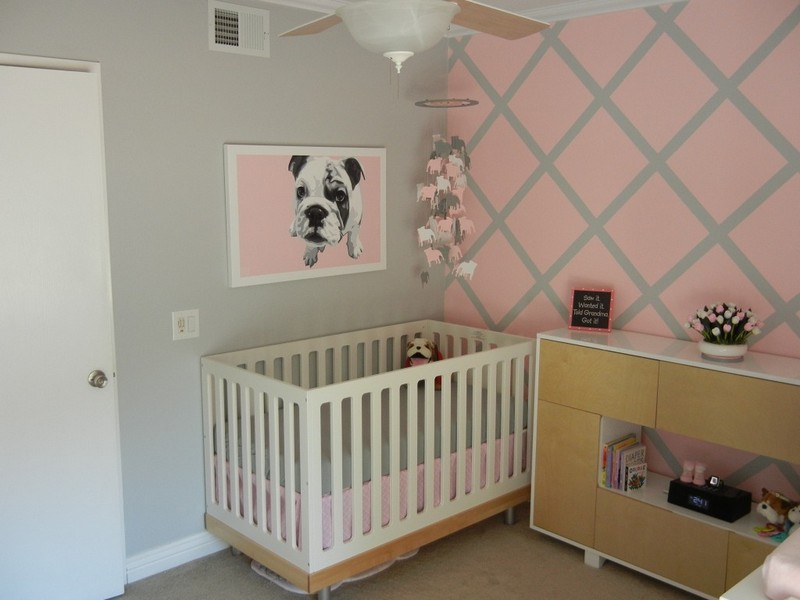 chambre-bebe-fille-deco-murale-rose-gris-lit-bois