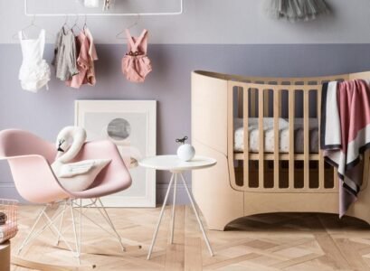 chambre-bebe-fille-lit-bois-chaise-rose-table-basse-blanche-peinture-murale-grise-parquet-bois-solide