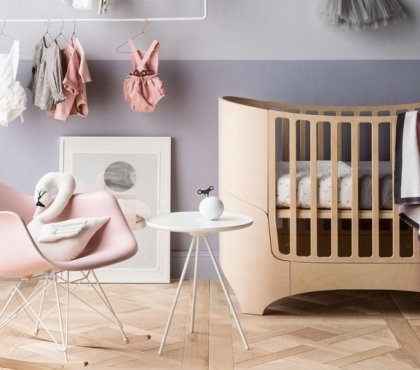 chambre-bebe-fille-lit-bois-chaise-rose-table-basse-blanche-peinture-murale-grise-parquet-bois-solide