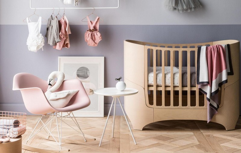 chambre-bebe-fille-lit-bois-chaise-rose-table-basse-blanche-peinture-murale-grise-parquet-bois-solide
