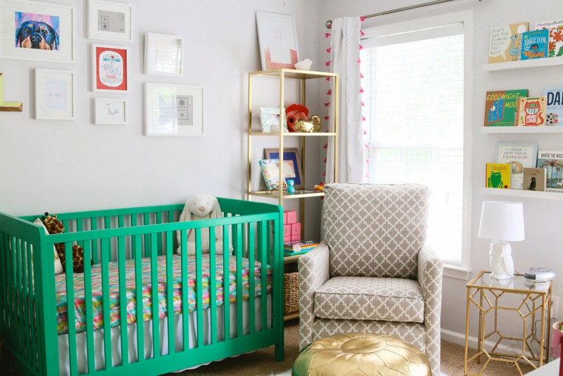 chambre-bebe-fille-lit-couleur-turquoise-fauteuil-table-ronde-lampe-poser-etageres-rangement