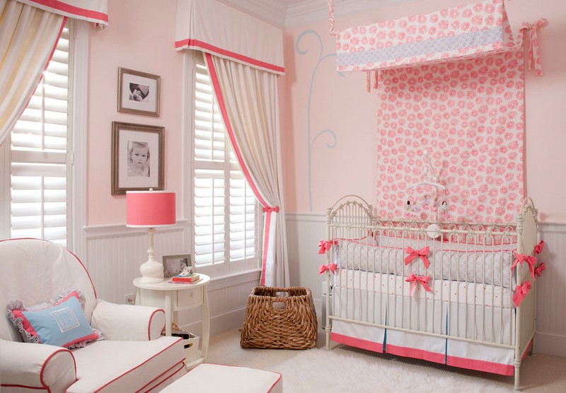 chambre-bebe-fille-noeuds-roses-lampe-poser-table-basse-ronde-fauteuil-tout-confort