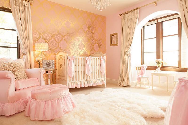 chambre-bebe-fille-papier-peint-tapis-fourrure-lit-repose-pieds-fuateuil-rideaux