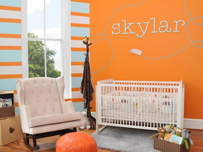 chambre-bebe-fille-peinture-murale-orange-fauteuil-bascule-tabouret-orange