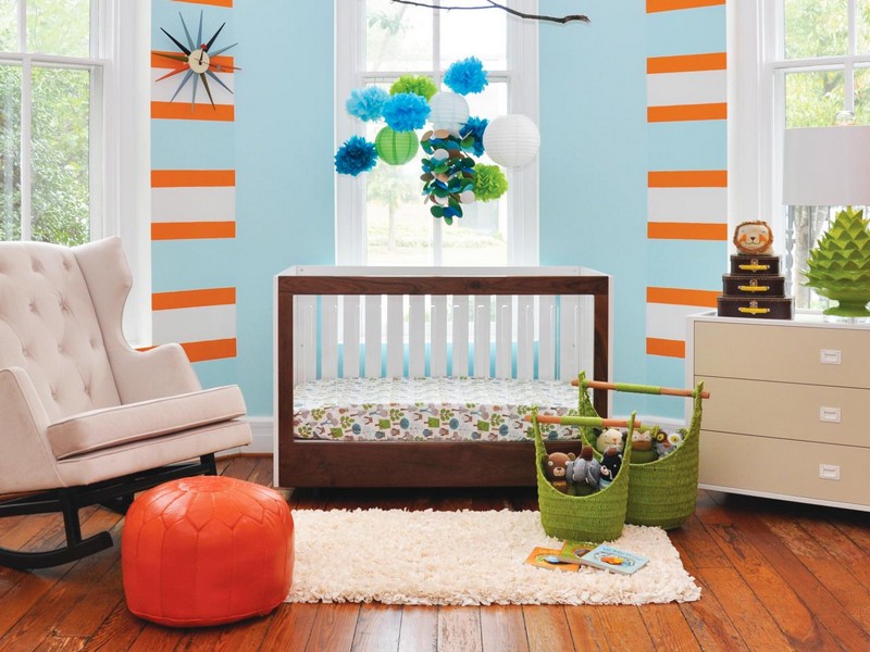 chambre-bebe-fille-repose-pieds-orange-tapis-plancher-lit-bebe-peinture-murale-bleu