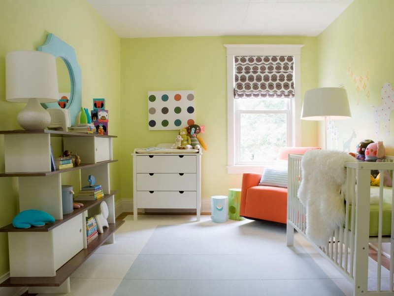 chambre-bebe-fille-style-scandinave-commode-etageres-rangement-lampe-sol-tapis-fauteuil-orange