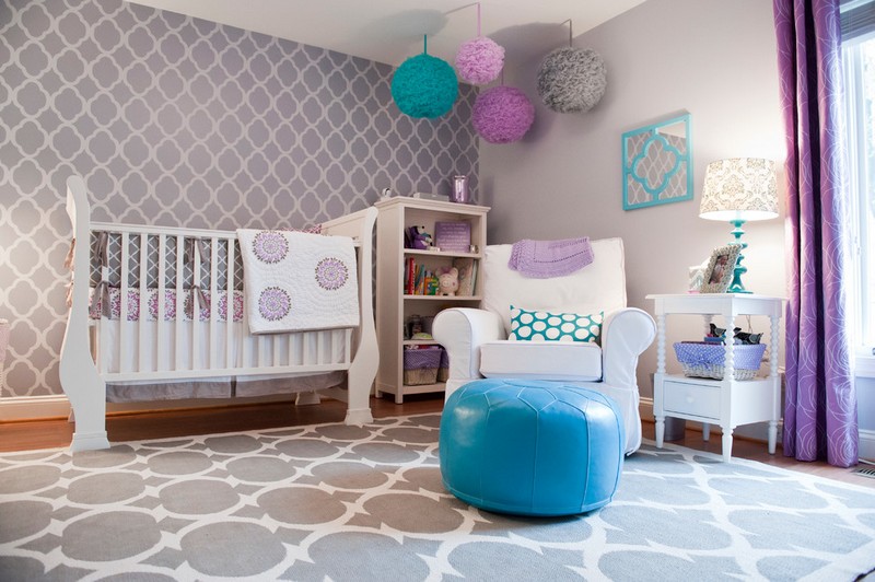 chambre-bebe-fille-tabouret-bleu-fauteuil-lit-bebe-suspensions-forme-ronde