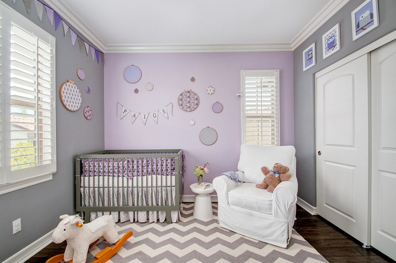 chambre-bebe-fille-tapis-chevron--fauteuil-deco-violet-chaise-bascule