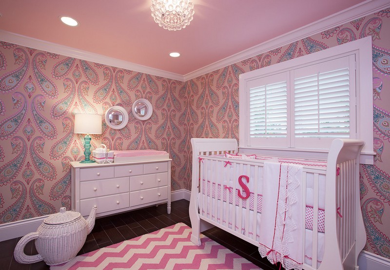 chambre-bebe-fille-tapis-motif-chevron-lit-volet-suspension-design-deco-murale