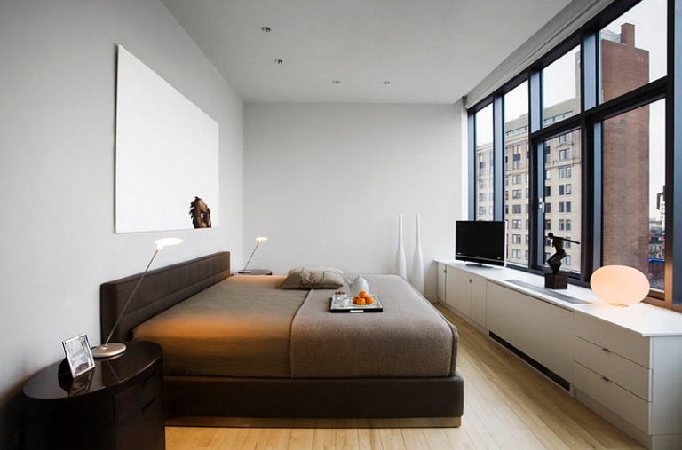 chambre-blanche-New-York-table-chevet-meuble-tele-plancher-tableau-deco-murale