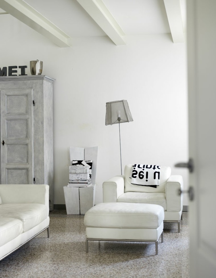 chambre-blanche armoire bois cérusé gris fauteuil repose-pieds