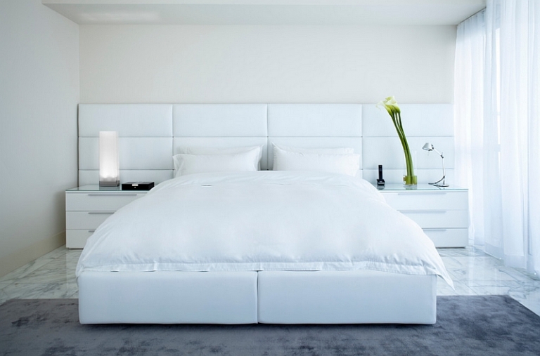 chambre-blanche-grand-lit-table-chevet-tapis-sol-marbre