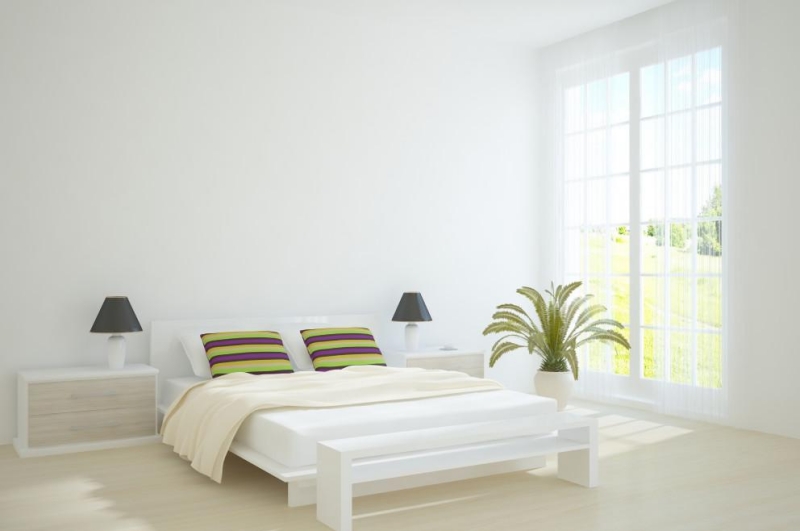 chambre-blanche-grand-lit-tout-confort-coussins-rayures-palmiers