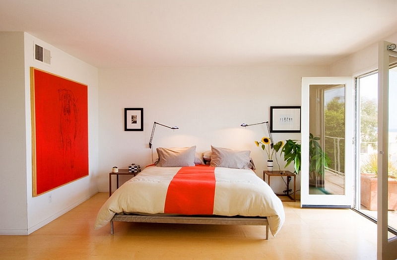 chambre-blanche-tableau-orange-coussins-grand-lit-tout-confort-table-chevet