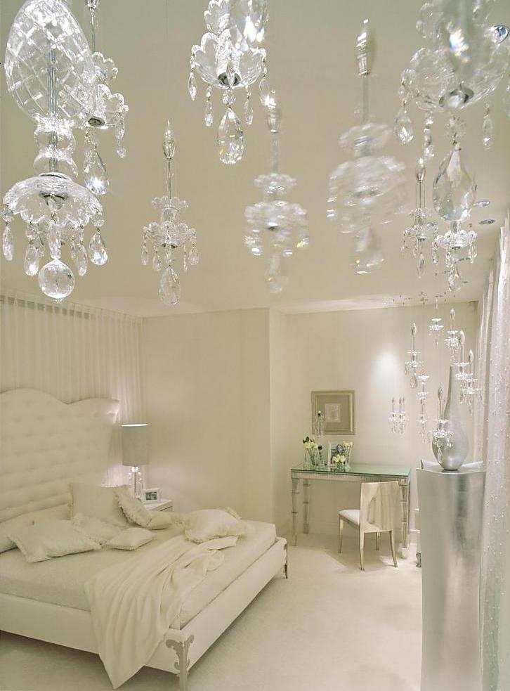 chambre-blanche tête de lit capitonnée décorée lustres cristaux