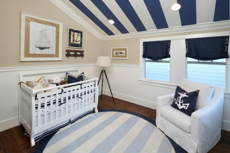 chambre-bébé-blanche bleu marine décorée tapis rond plafond rayé