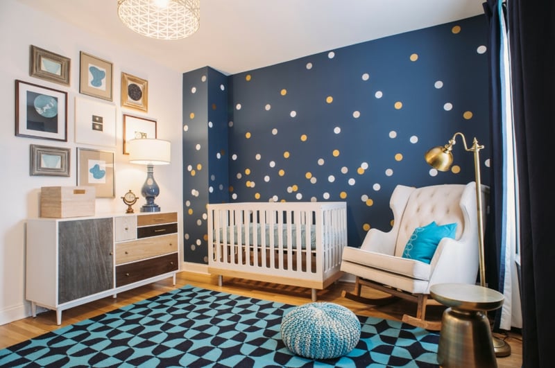 chambre-bébé-blanche-bleu marine tapis pouf mur pois commode vintage