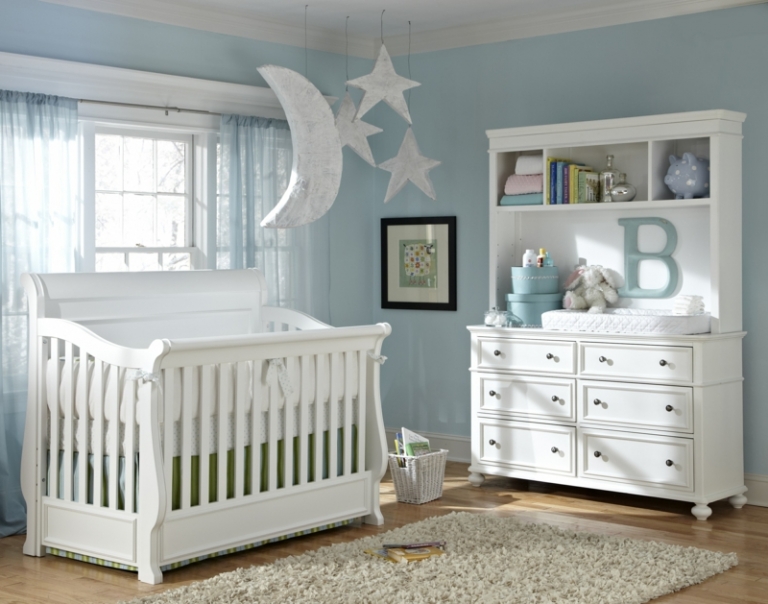 chambre-bébé-blanche bleu pastel complète mobile bébé lune étoiles