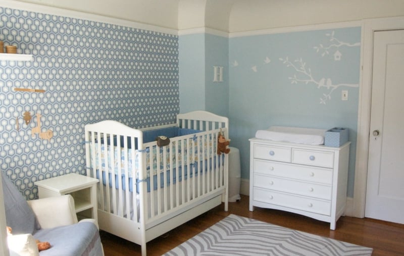 chambre-bébé-blanche-bleu pastel stickers arbres oiseaux mobile bébé bois
