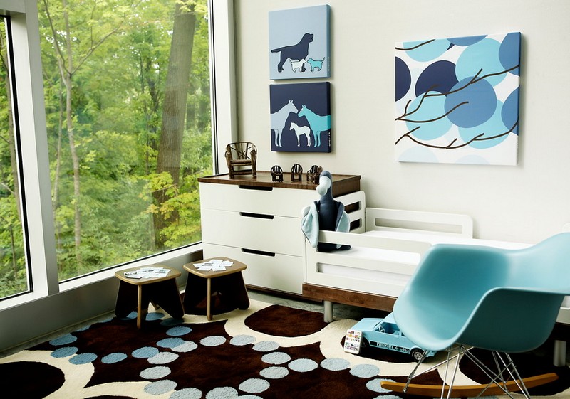 chambre-bébé blanche bleue fauteuil design Eames tableaux décoratifs